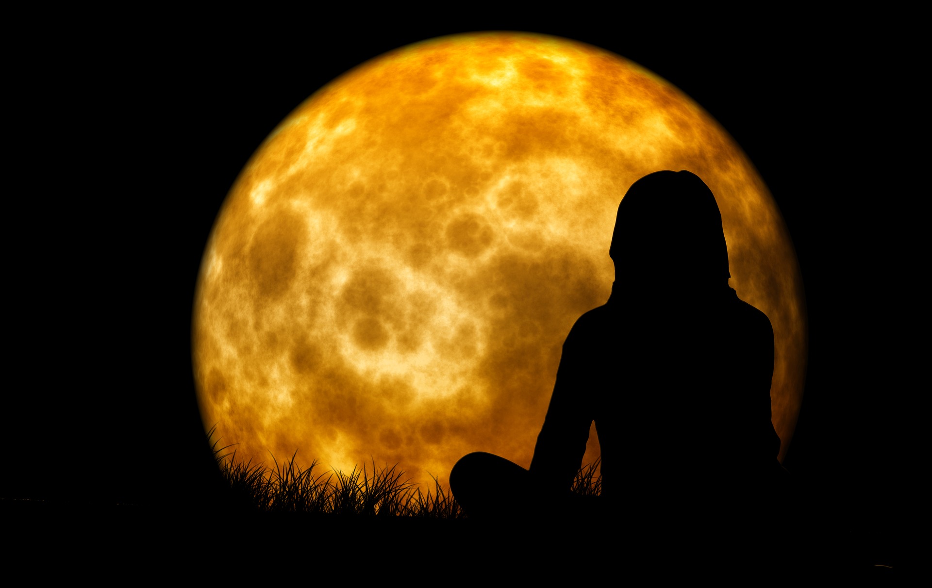 Девушка на фоне Луны